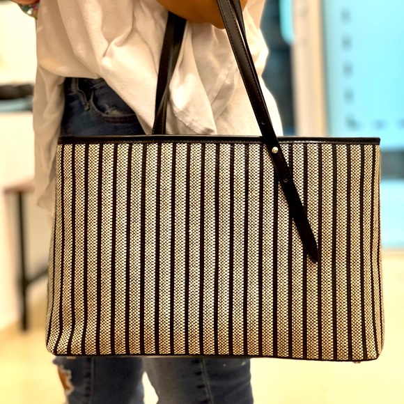 NWOT Zara Bag Size is Large come with a little pouch - Picture 1 of 2